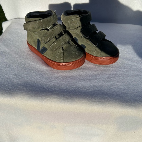 Veja Kids Green and Red High-Top Sneakers. - Picture 7 of 7